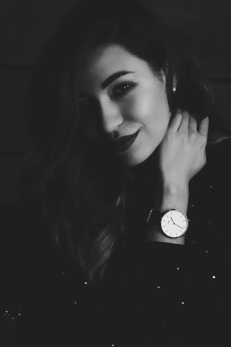 Elegantes Schwarz-Weiß-Porträt einer Frau mit Armbanduhr, professionelle Portraitfotografie Wien