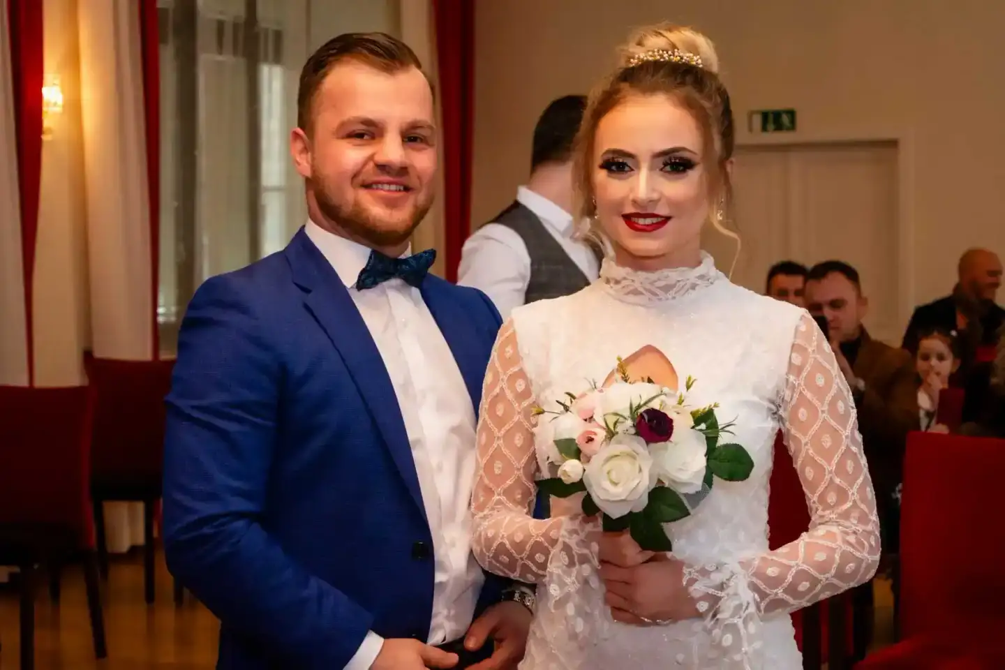 Brautpaar in eleganter Hochzeitskleidung in Wien – Hochzeitsfotografie mit Braut in weißem Kleid und Bräutigam im blauen Anzu