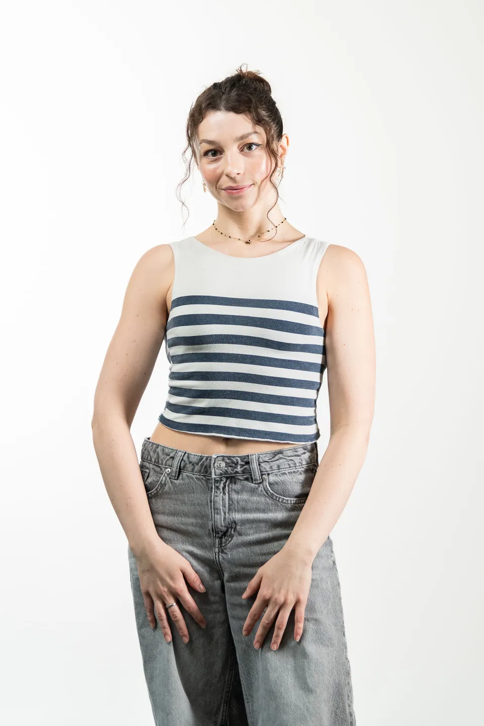 Junge Frau in gestreiftem Top im Biotech-Teamportrait, Firmenfotograf Wien
