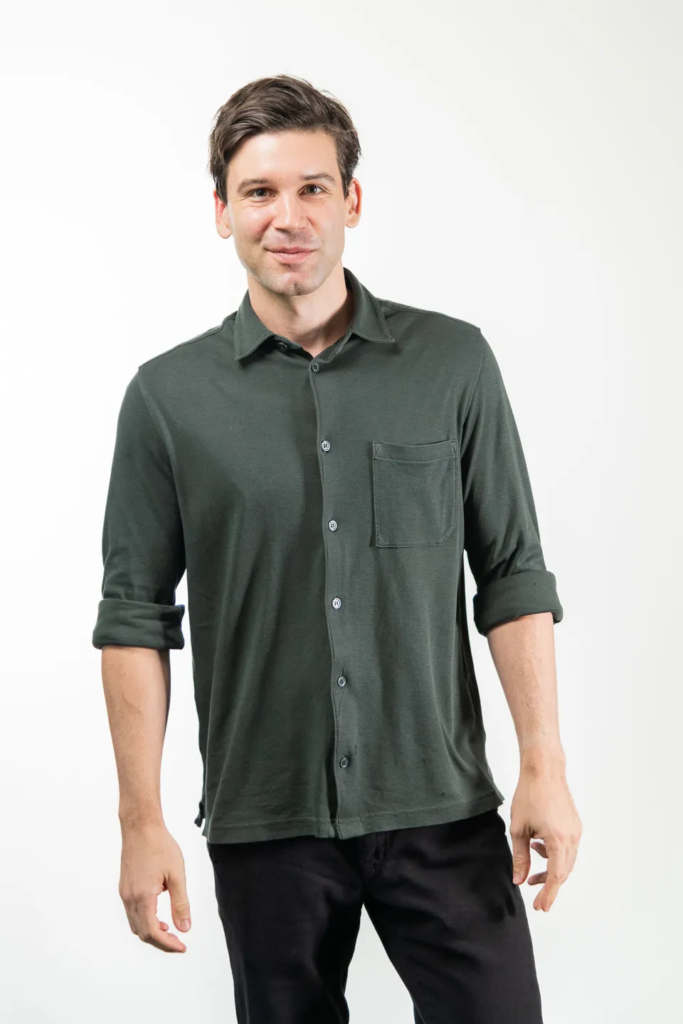 Nahaufnahme-Portrait eines Mannes mit Grafik-Shirt im Biotech-Firmenshooting, Wien