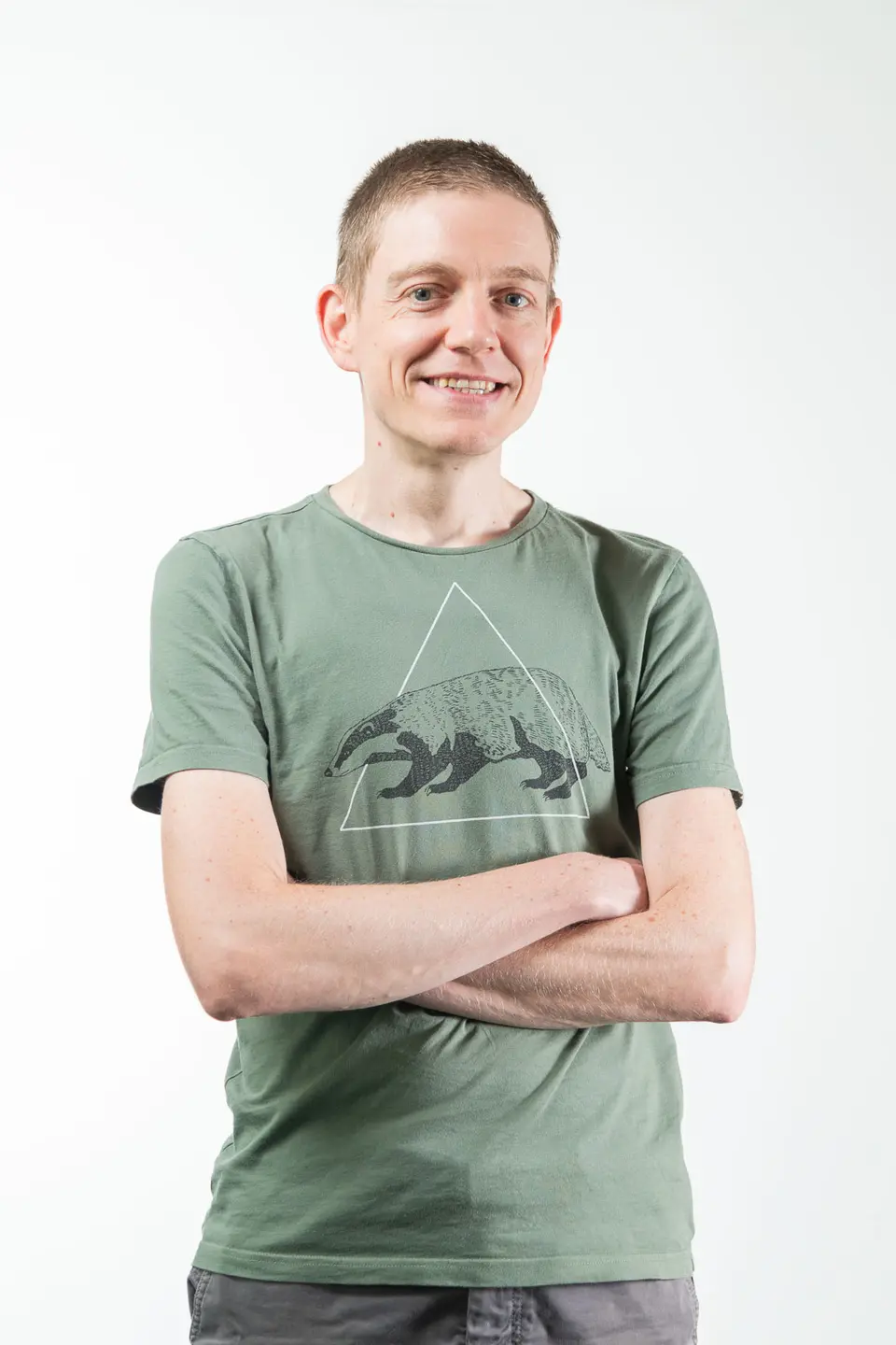 Mann mit Tiermotiv-T-Shirt und verschraenkten Armen im Business-Portrait, Business Fotograf Wien