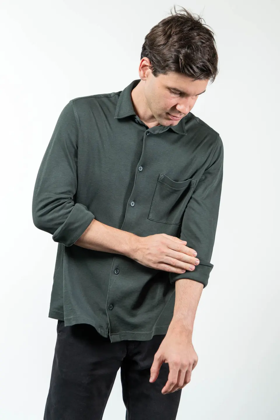 Nachdenklicher Mitarbeiter mit gesenktem Blick im Studioportrait, Business Fotograf Wien