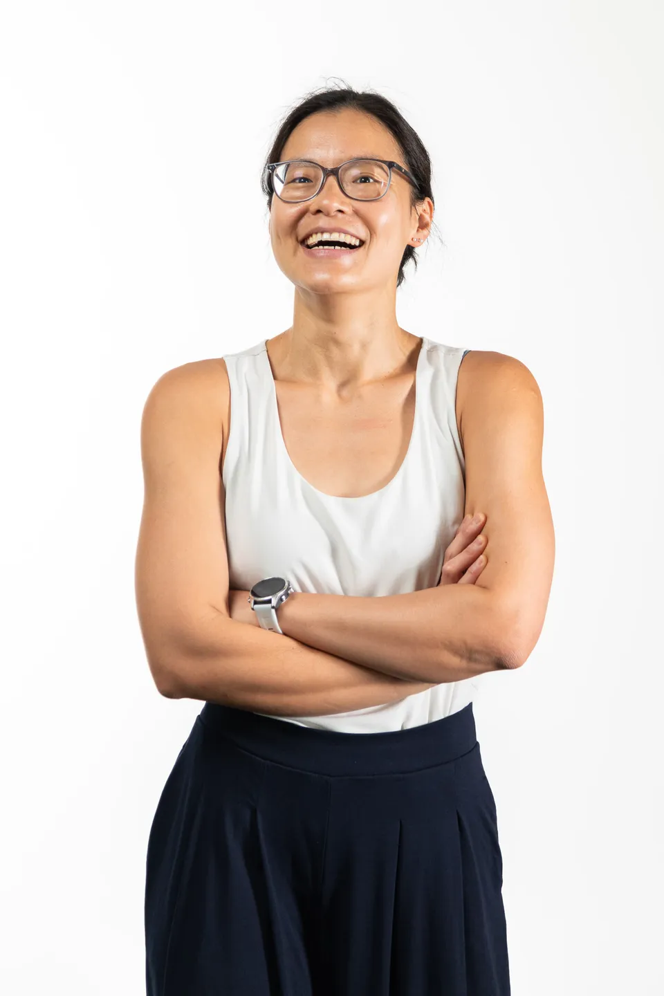 Lachende Wissenschaftlerin mit verschraenkten Armen im Studio, Business Fotograf Wien