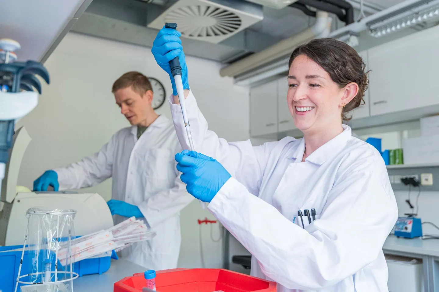 Laechelnde Forscherin bei der Arbeit im Biotech-Labor, Business Portrait Wien
