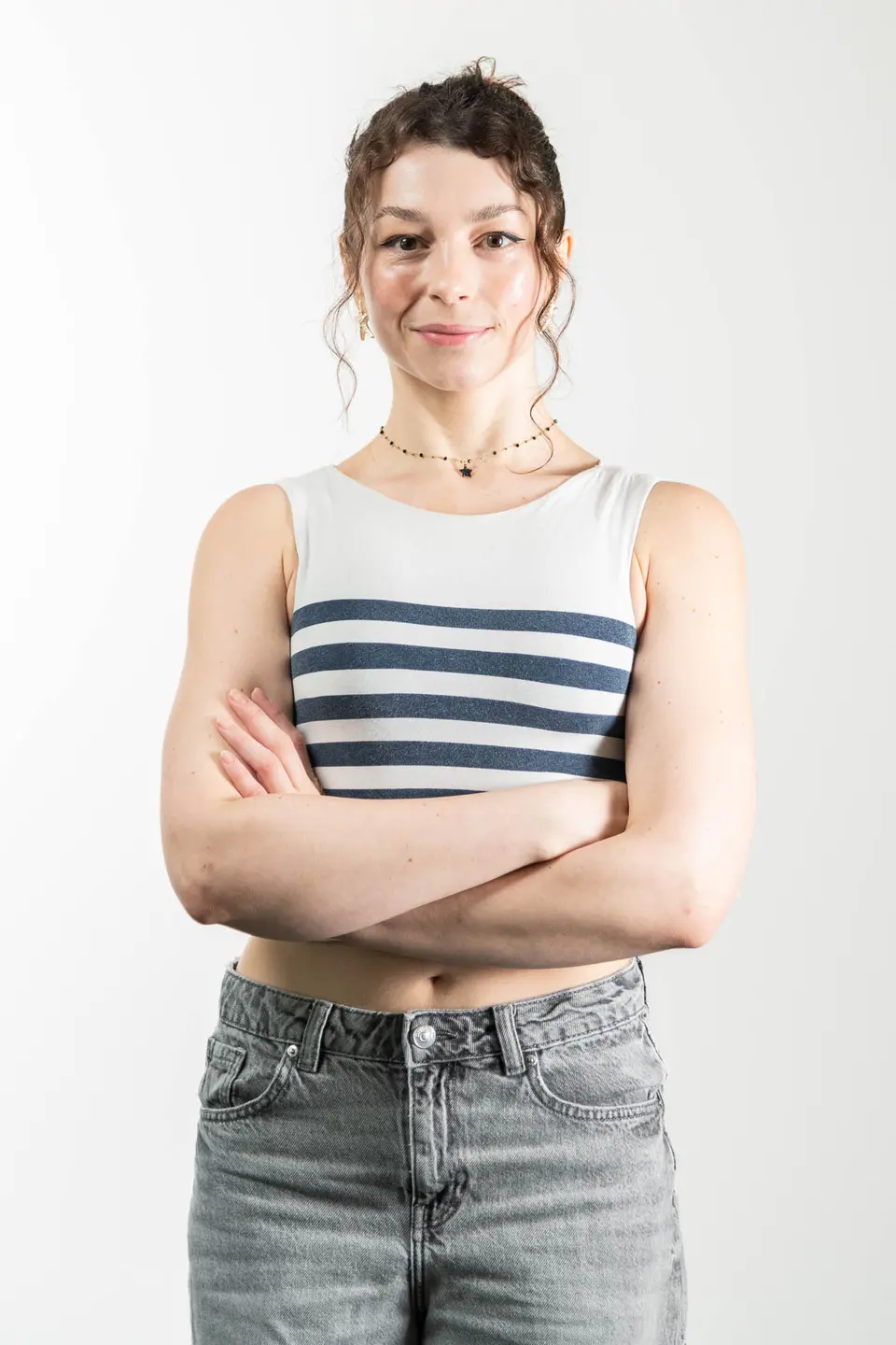 Freundlich laechelnde Mitarbeiterin im Studioportrait, Business Portrait Wien