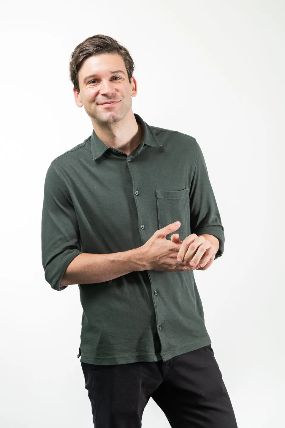Dynamisch gestikulierender Mann im Hemd beim Business-Portrait, Business Portrait Wien