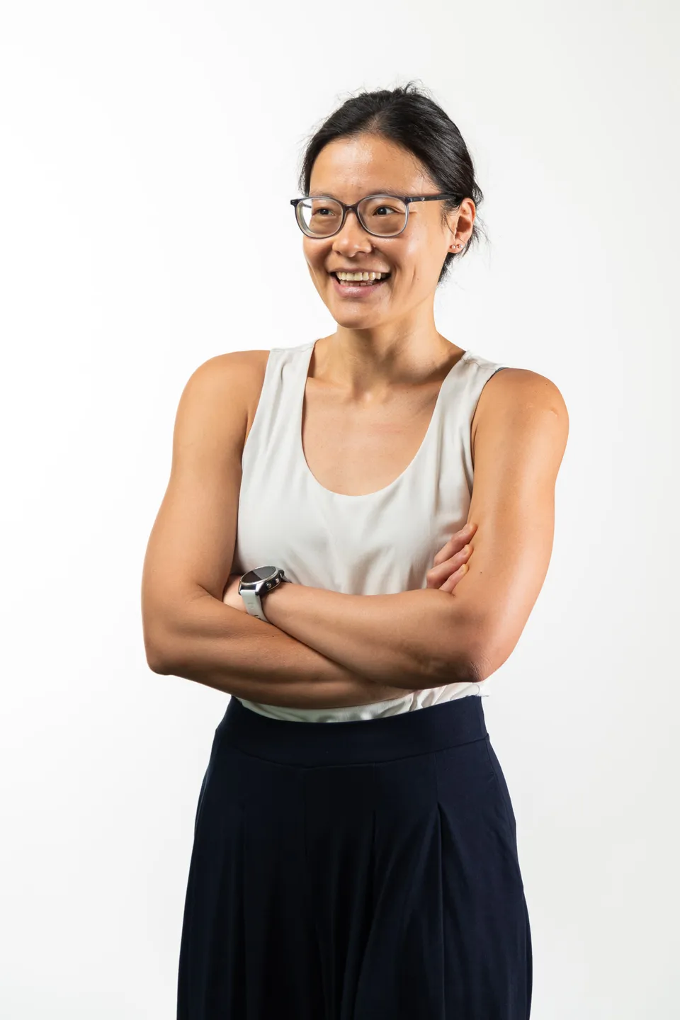 Frau mit Smartwatch und Brille im seitlichen Portrait, Corporate Fotografie Wien