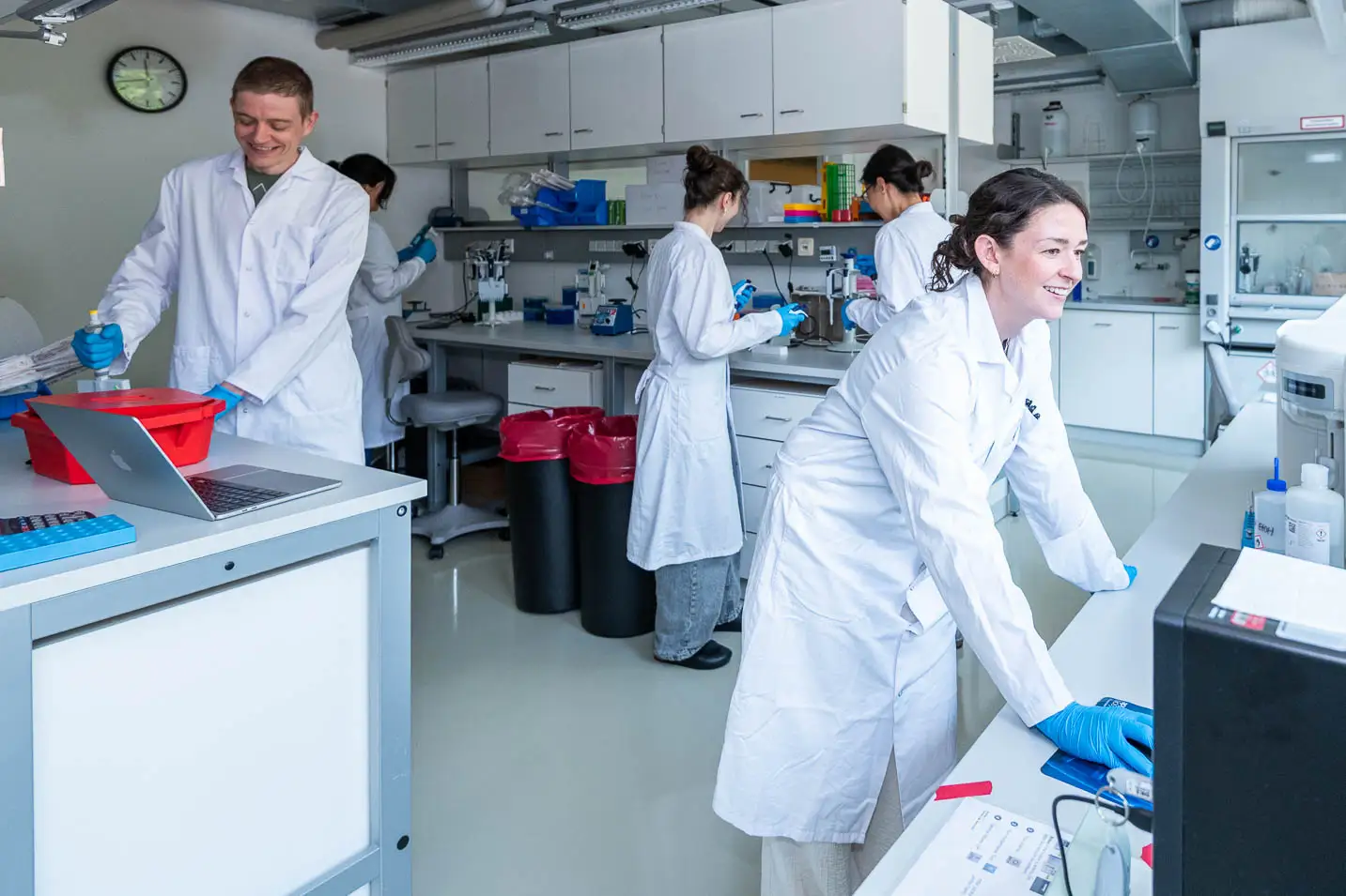Ganzes Forschungsteam im laufenden Laborbetrieb bei ParallelBio, Corporate Fotografie Wien