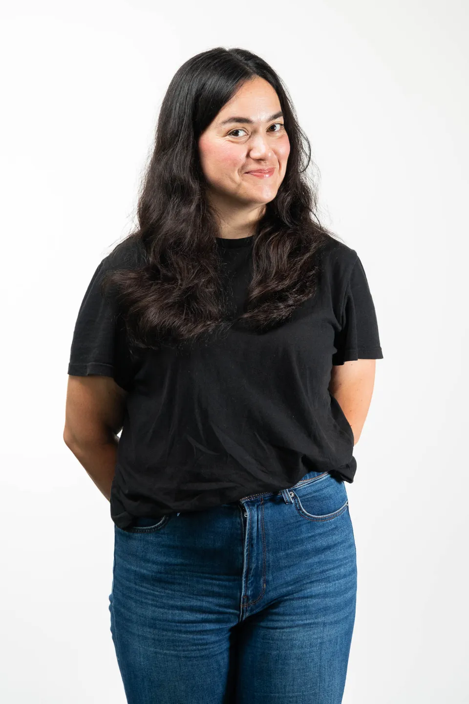 Frau mit schwarzem Shirt und langem Haar im Corporate Portrait, Wien