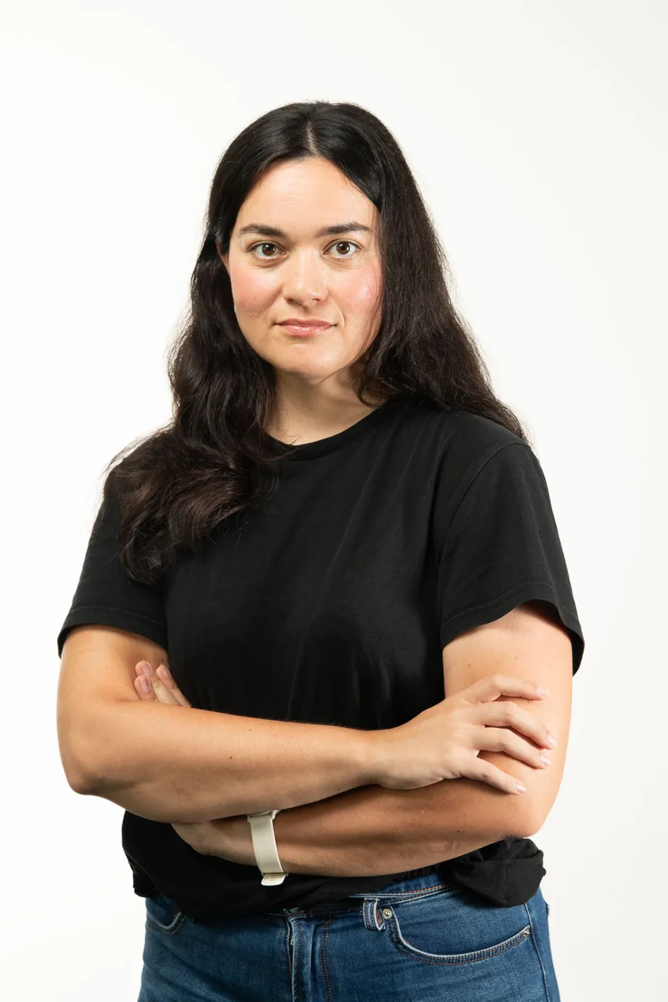 Selbstsichere Mitarbeiterin mit direktem Blick im Corporate Headshot, Wien