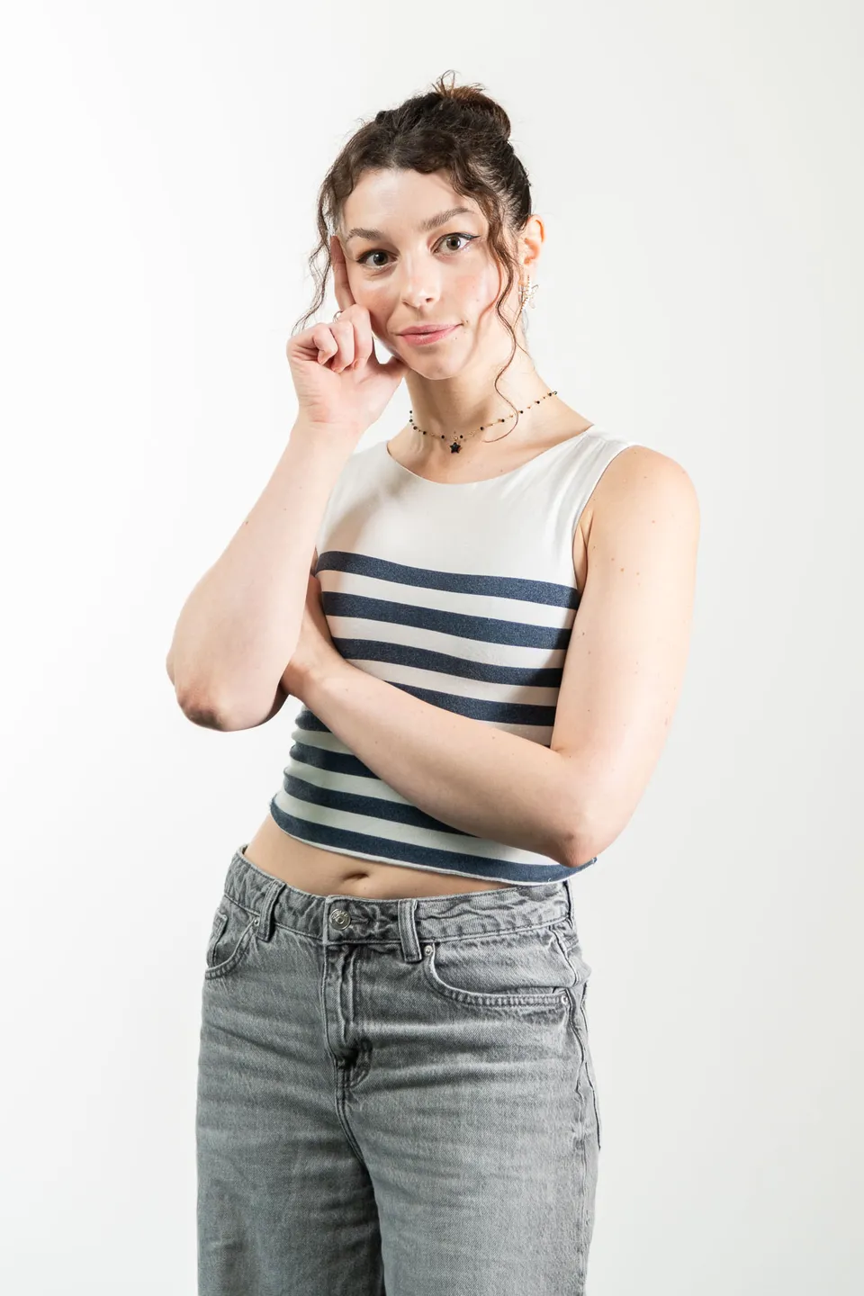 Nachdenkliche Frau mit Hand am Gesicht im Corporate Headshot, Wien