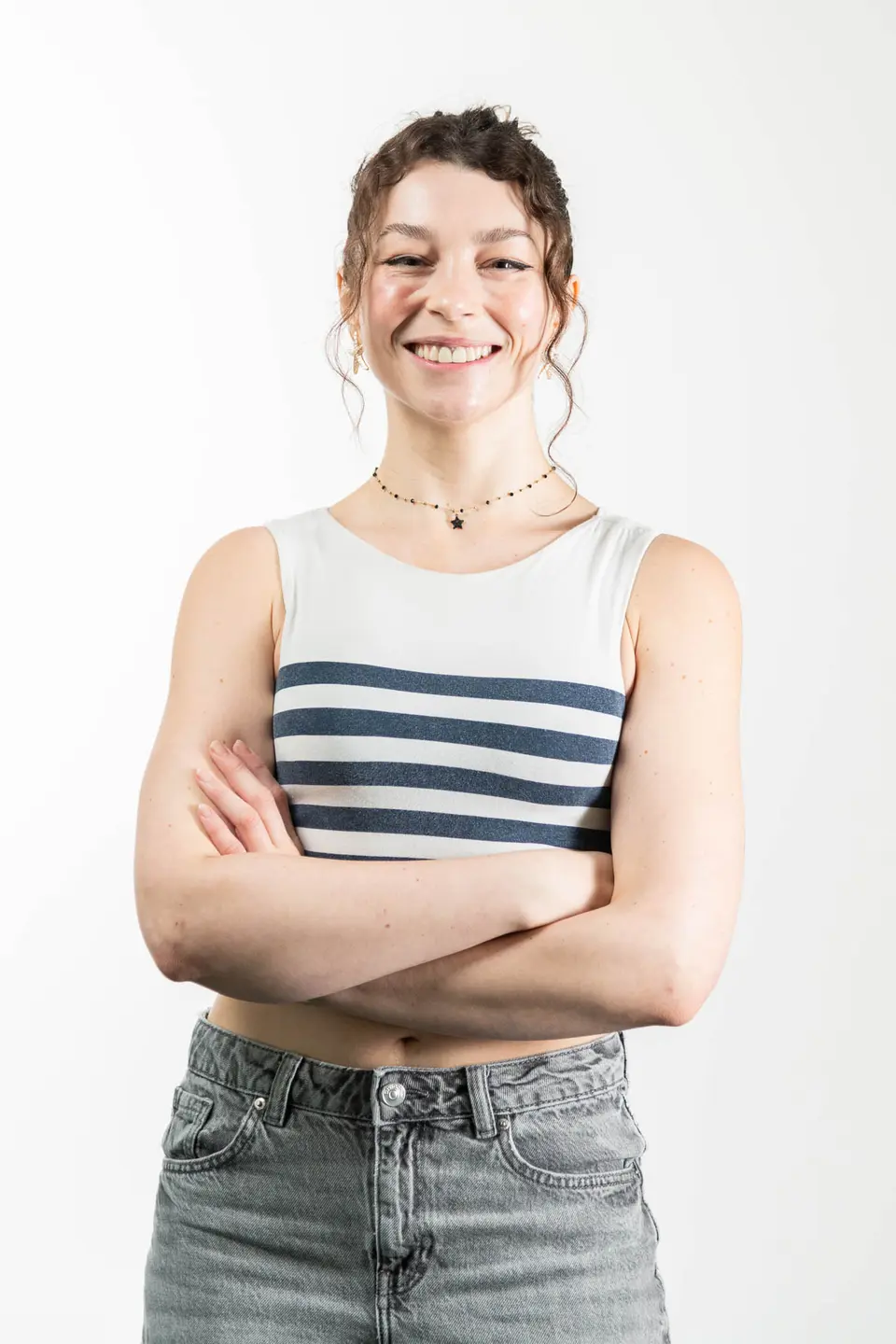 Froehlich und natuerlich lachende Frau im Corporate Headshot, Wien