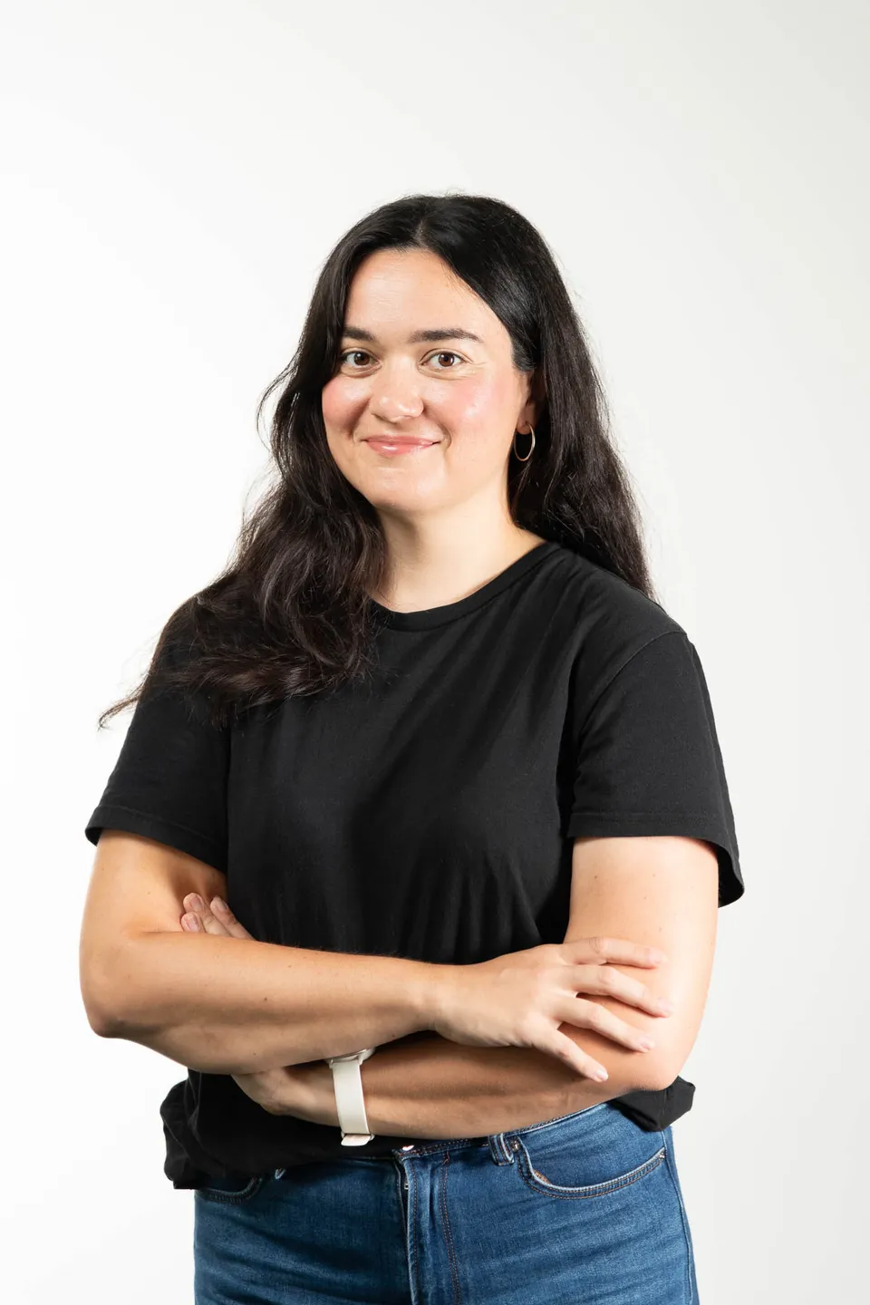 Frau mit dunklem Haar und sanftem Laecheln im Studioportrait, Firmenfotograf Wien