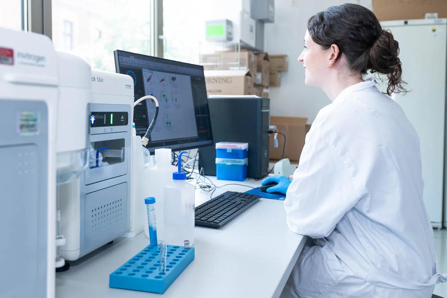 Wissenschaftler bei der Datenauswertung am Labormonitor, Firmenfotografie Wien