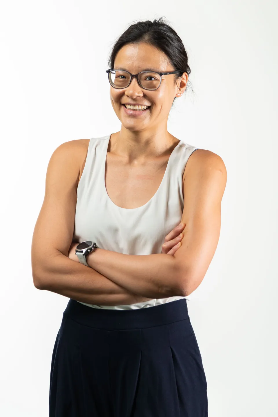 Nahportrait einer Forscherin mit Brille im professionellen Headshot, Wien