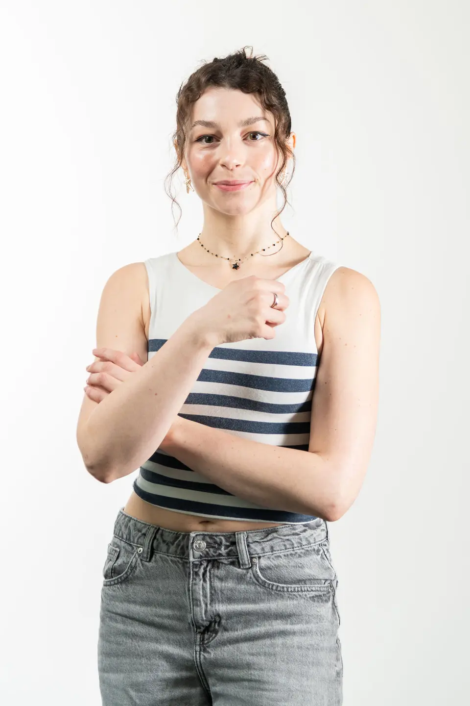 Frau mit lockigen Haaren und gestreiftem Top im Headshot, Headshot Fotograf Wien