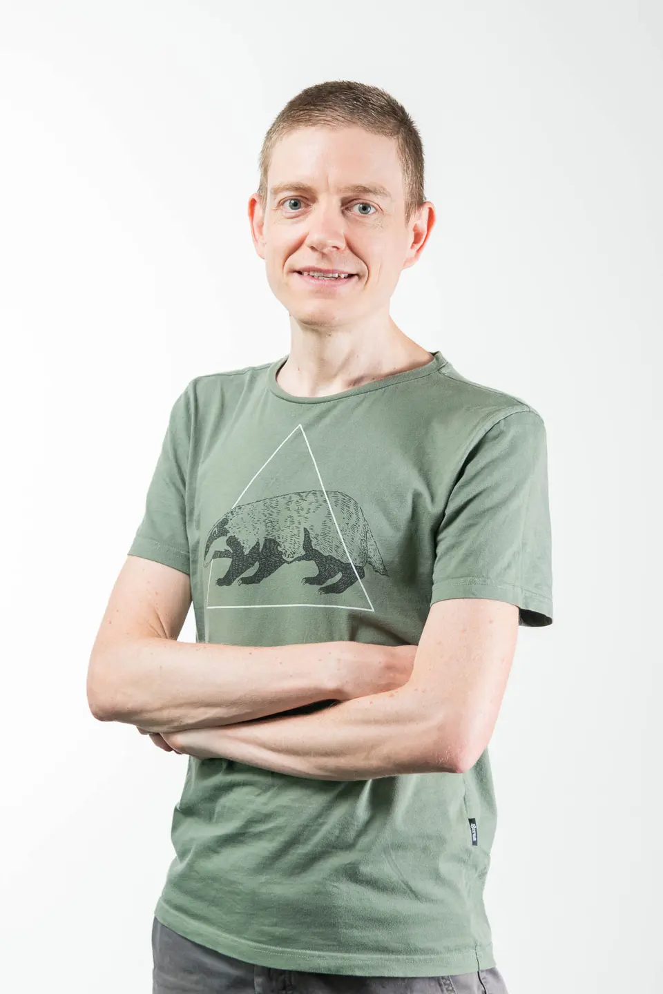 Freundlich blickender Mann mit kurzem Haar im professionellen Headshot, Headshot Fotograf Wien