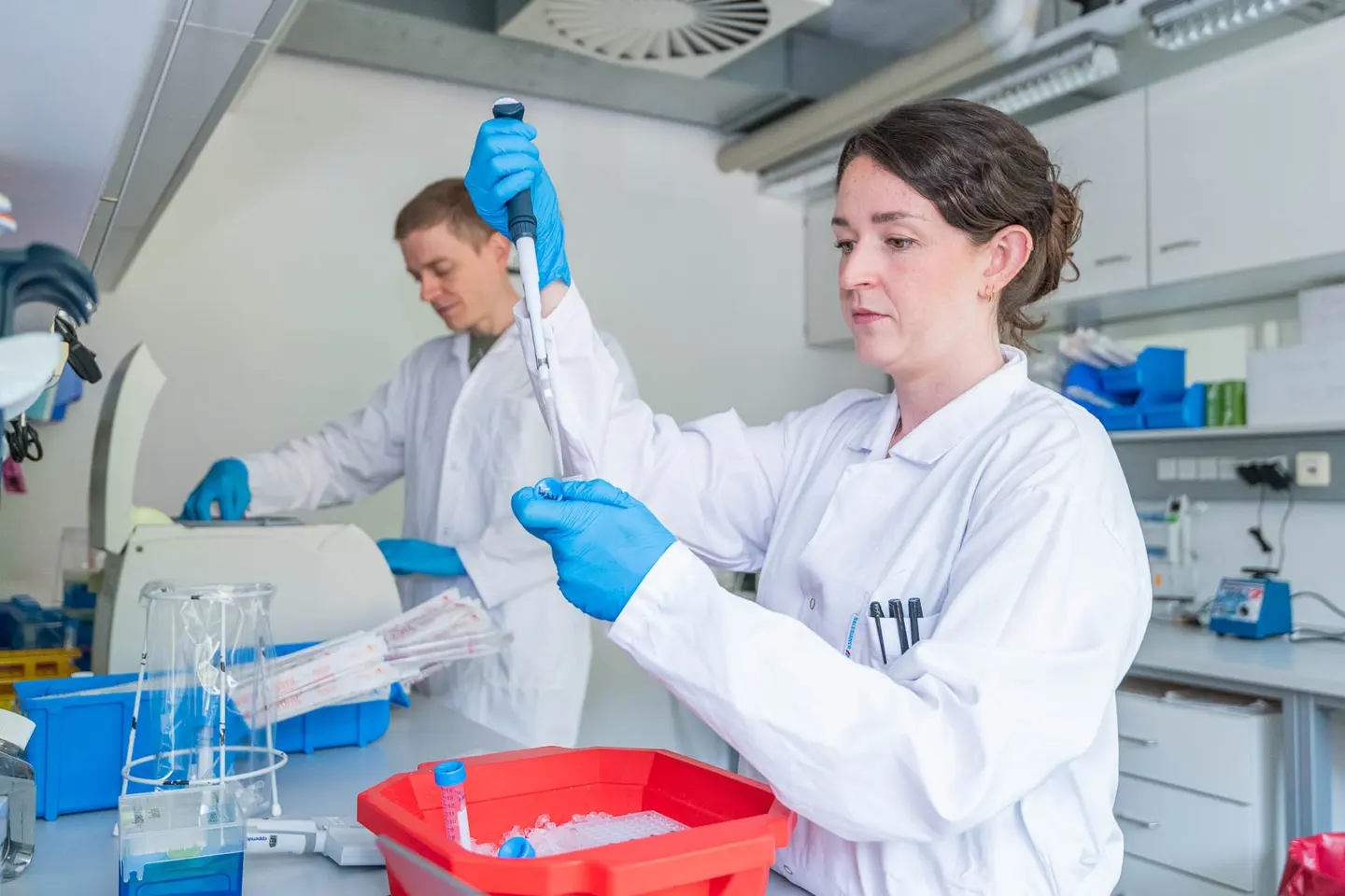 Forscherin bei der Probenanalyse mit Eppendorf-Gefaessen im Labor, Headshot Fotograf Wien