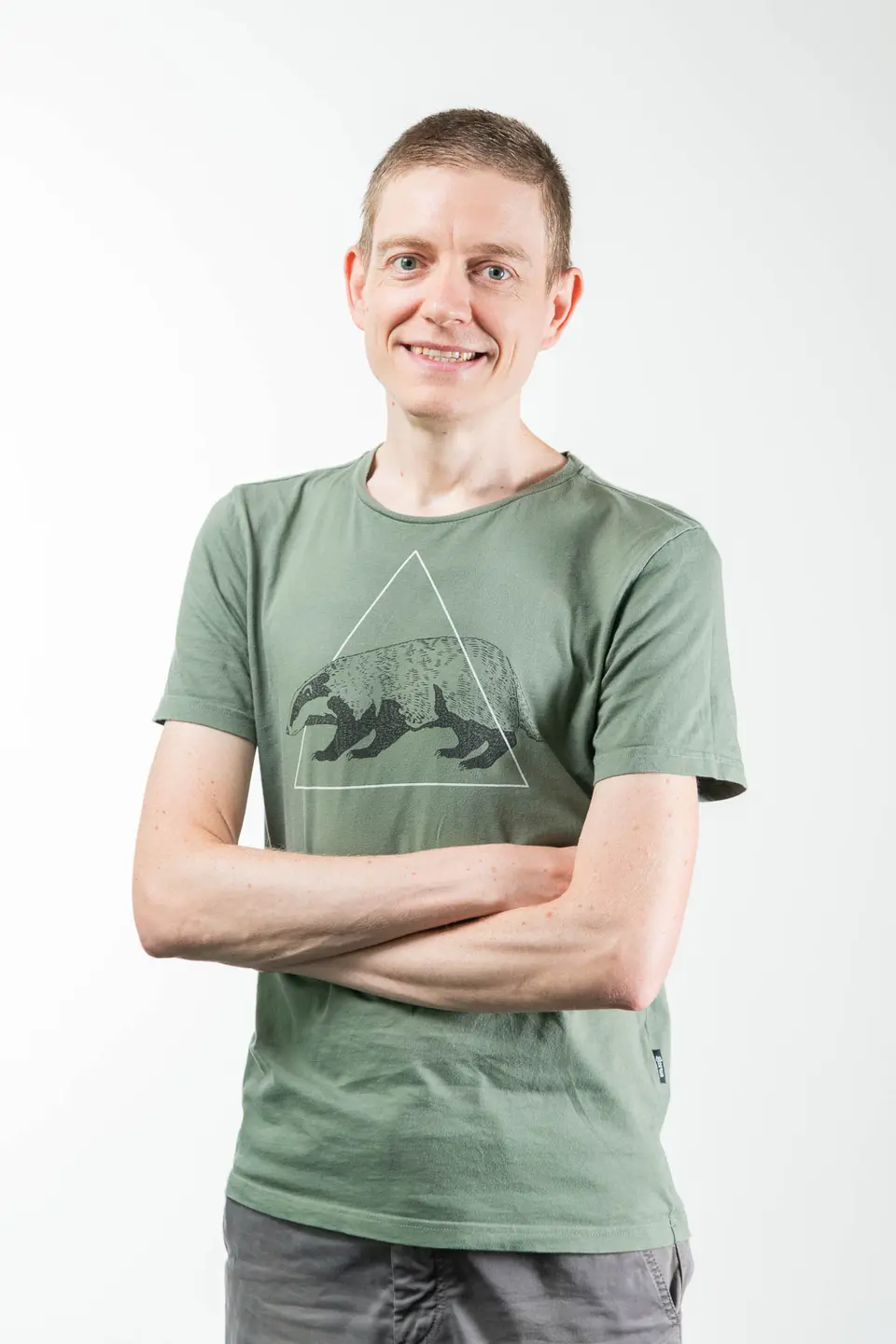 Mann mit blauen Augen und offenem Laecheln im Mitarbeiterportrait, Mitarbeiterfotos Wien