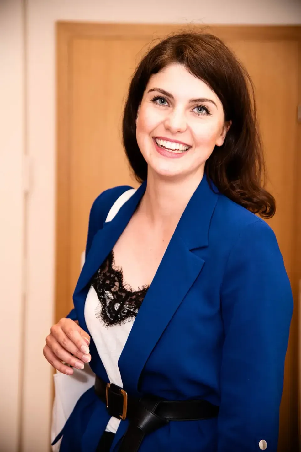 Professionelles Porträt einer Frau in blauem Blazer bei Eventfotografie Wien