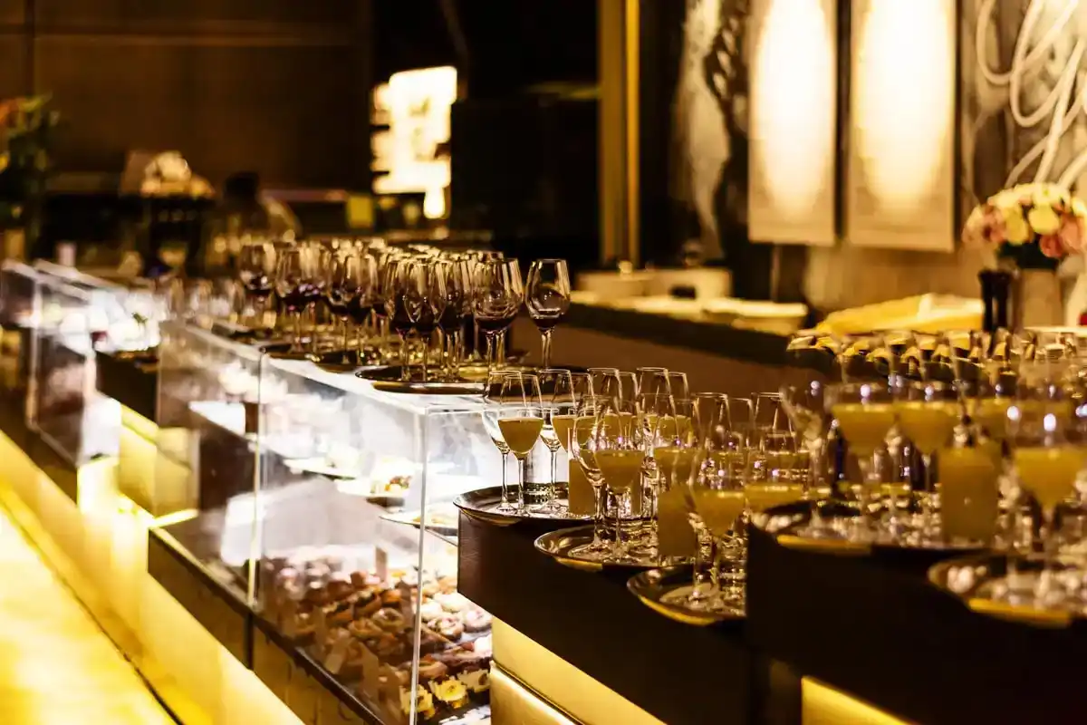 Elegante Eventfotografie Wien: Festlich gedeckter Tisch mit Weingläsern und appetitlichen Häppchen in der Hofburg