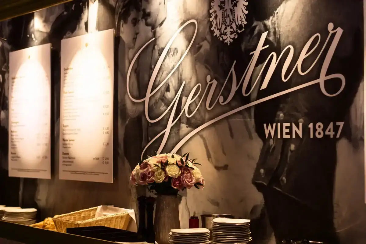 Elegante Eventfotografie in der Hofburg Wien: Festlich dekorierter Raum mit historischem Flair, Blumenschmuck und aufgedeckte