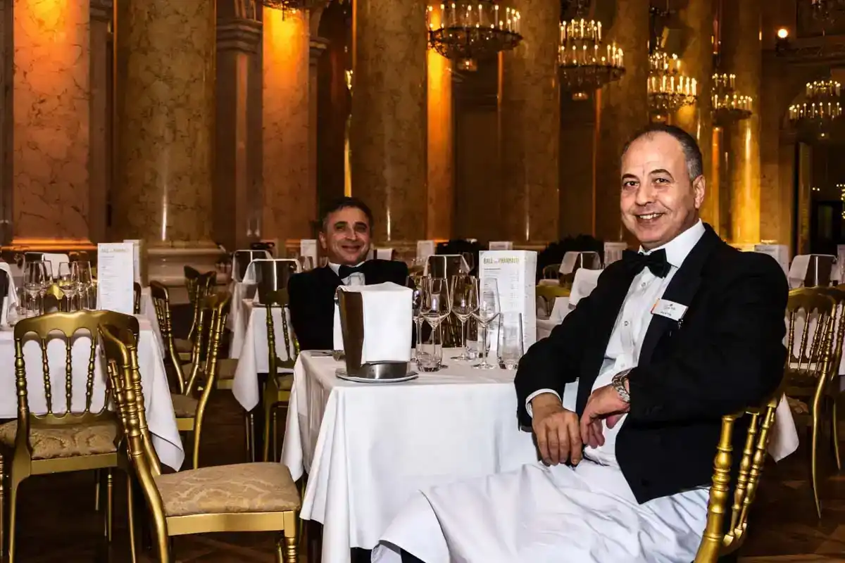 Zwei elegante Herren in Smoking bei einem Galaabend in der Hofburg Wien, professionelle Eventfotografie