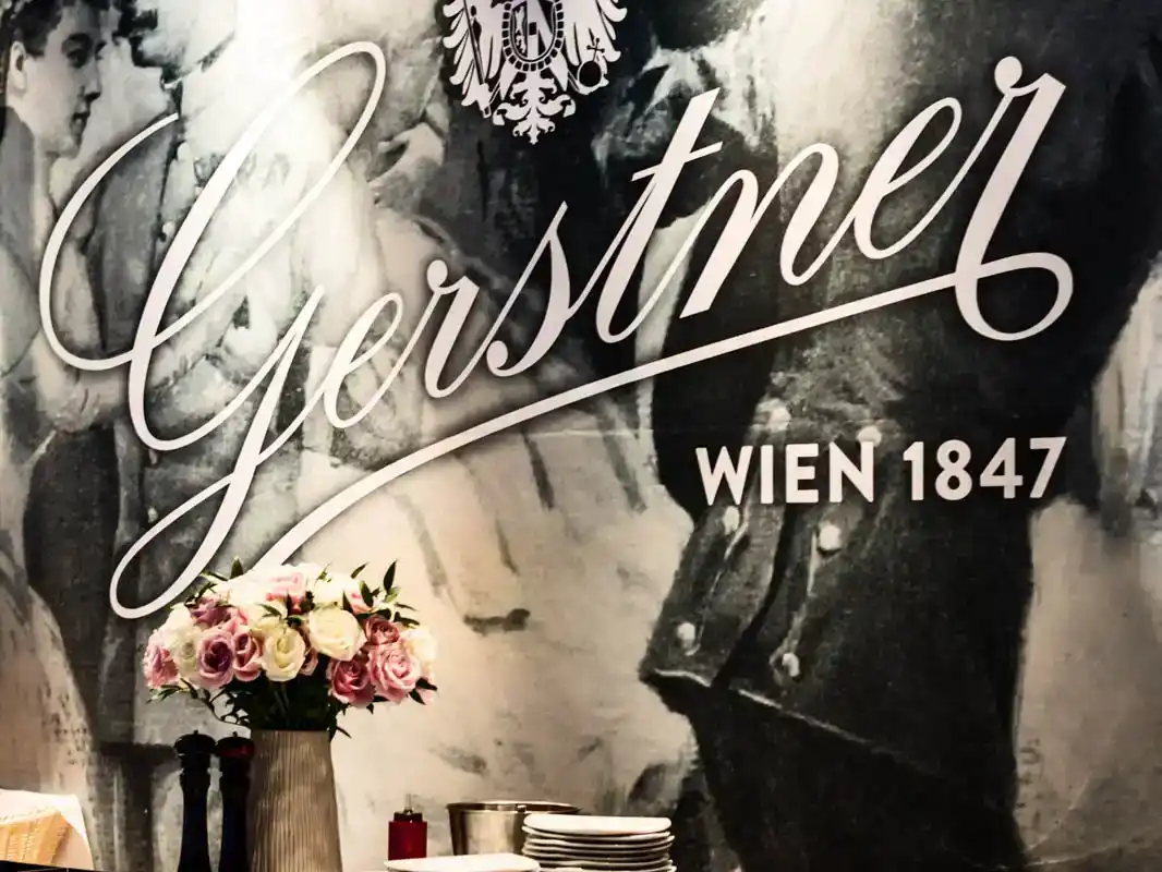 Elegante Veranstaltung in der Hofburg Wien 1847 mit festlich gekleideten Gästen, Blumendeko und historischem Ambiente für Eve