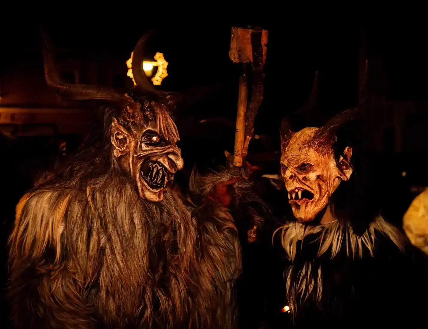 Zwei Krampus-Figuren mit beeindruckenden Masken und Fellen bei einer Veranstaltungsfotografie in Wien