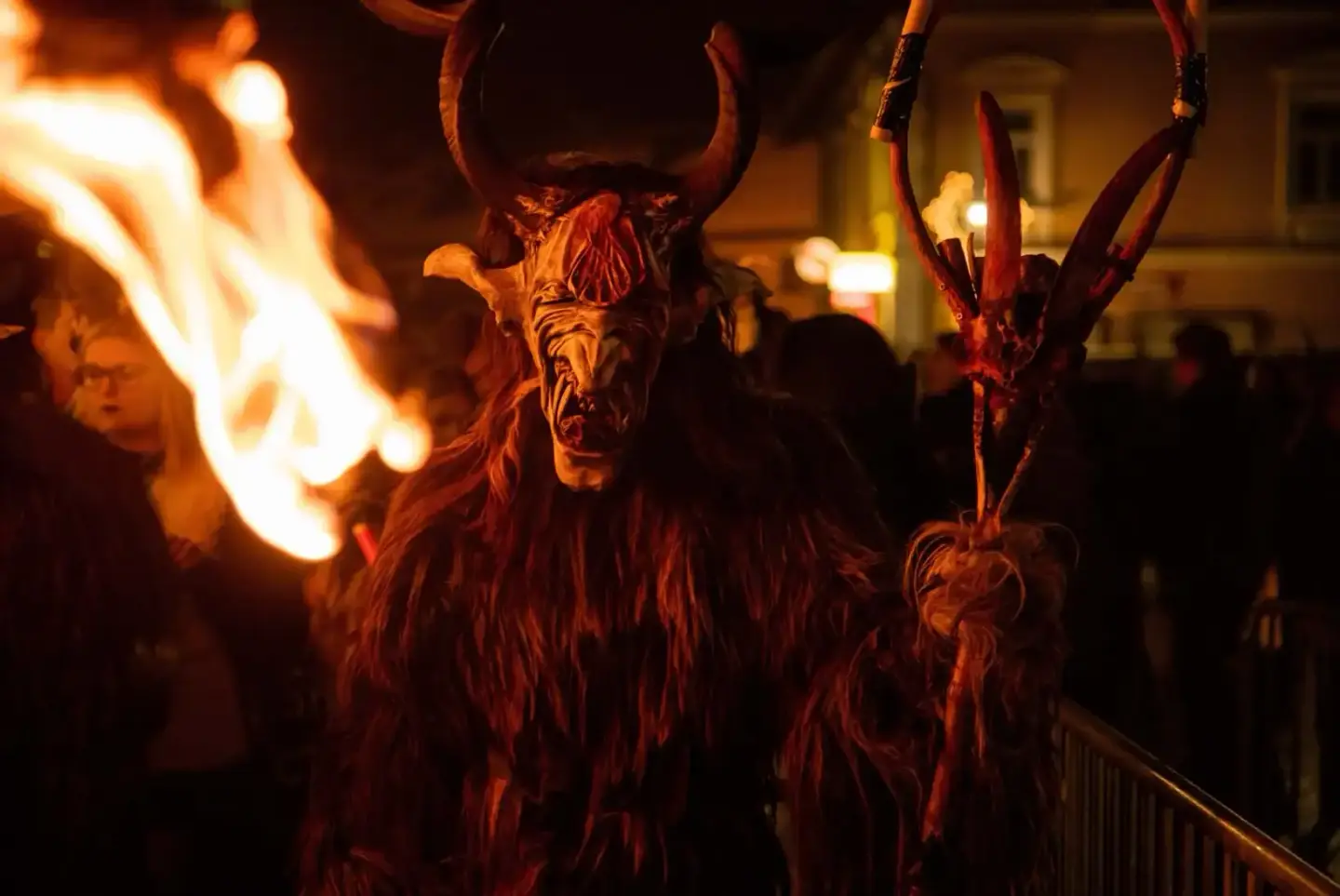 Krampus-Figur mit brennender Fackel bei nächtlicher Veranstaltung in Wien - Eventfotografie