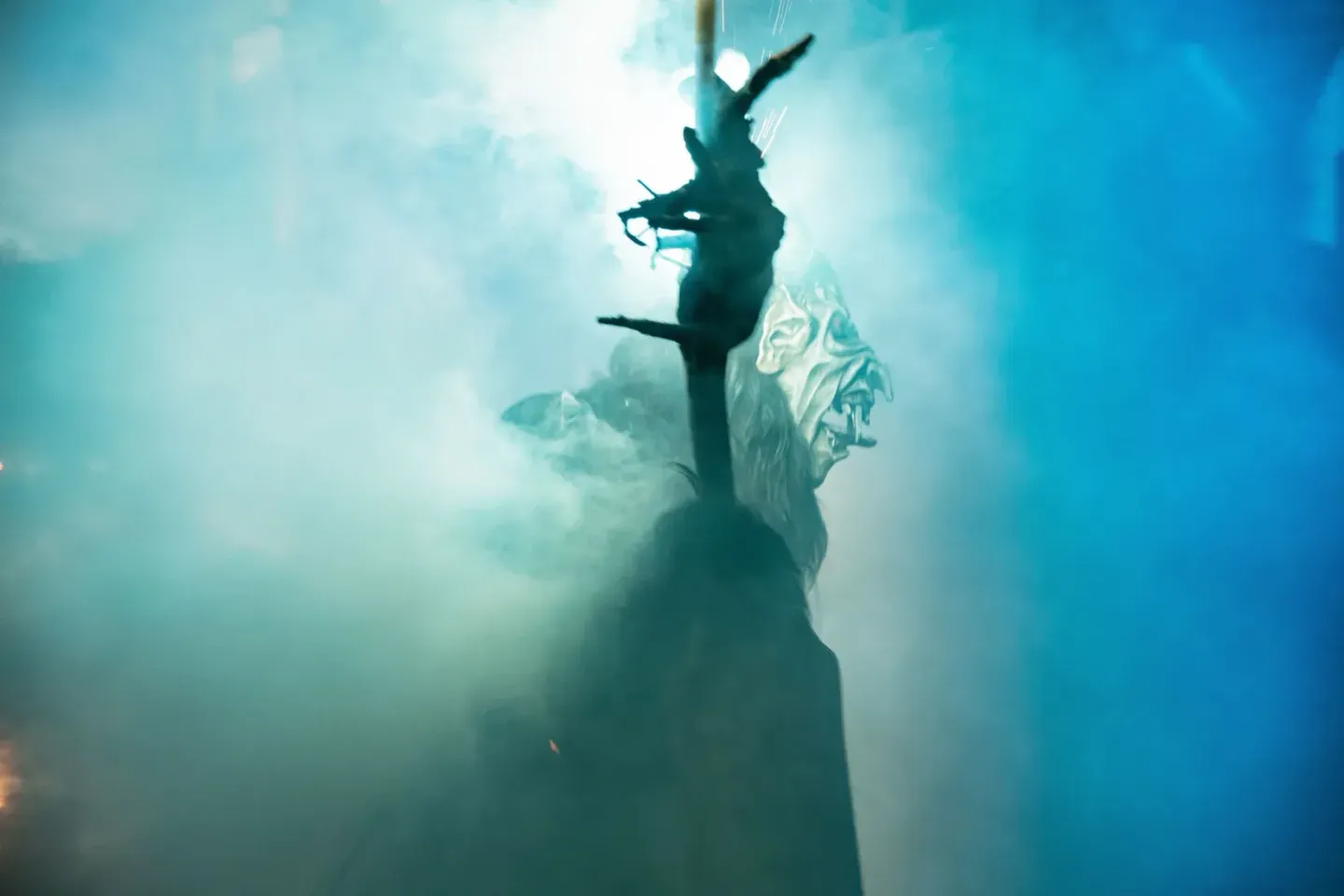 Atmosphärische Eventfotografie einer beeindruckenden Krampus-Figur mit dramatischer Beleuchtung und mystischem Nebel