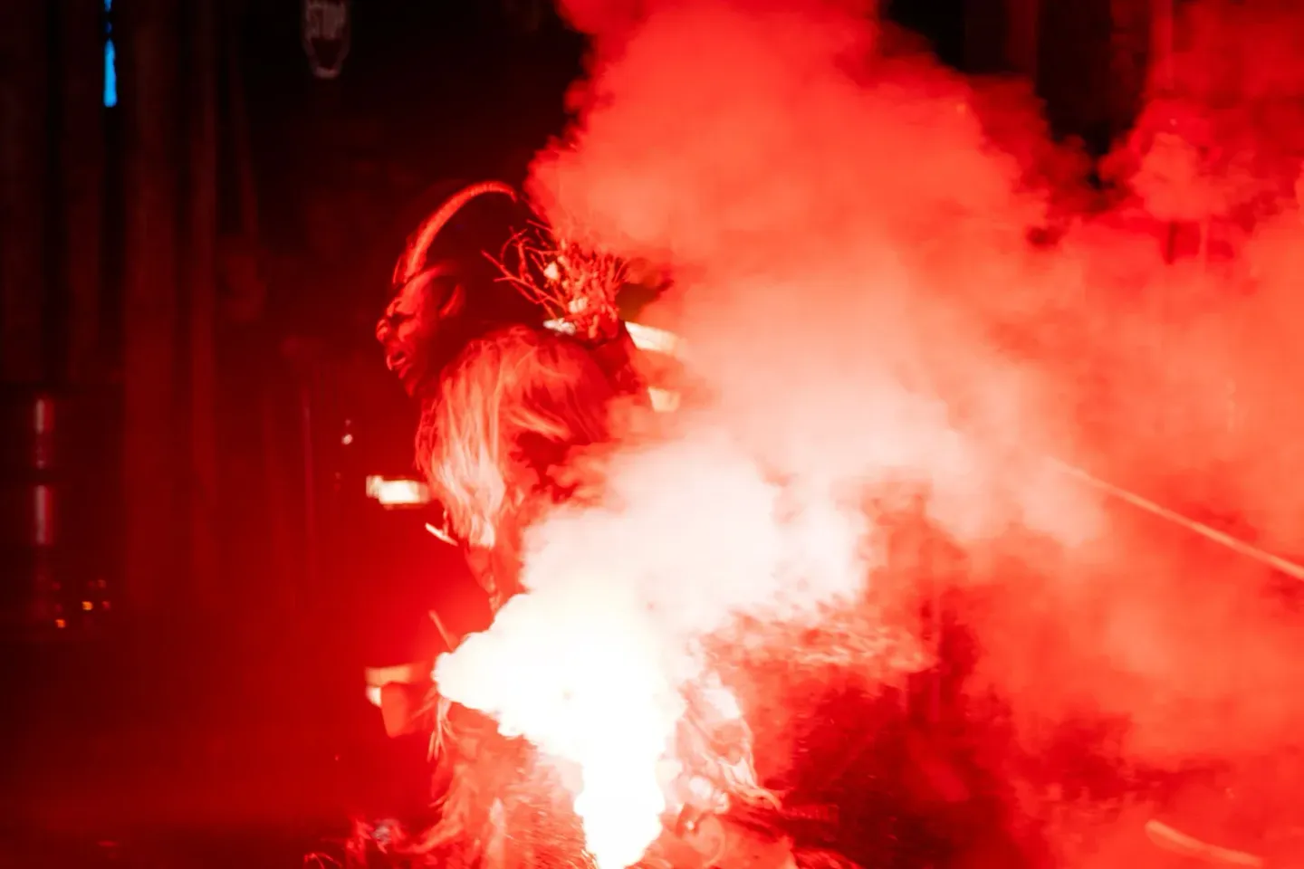 Krampus-Performer in traditionellem Kostüm mit Feuereffekten bei Eventfotografie Wien