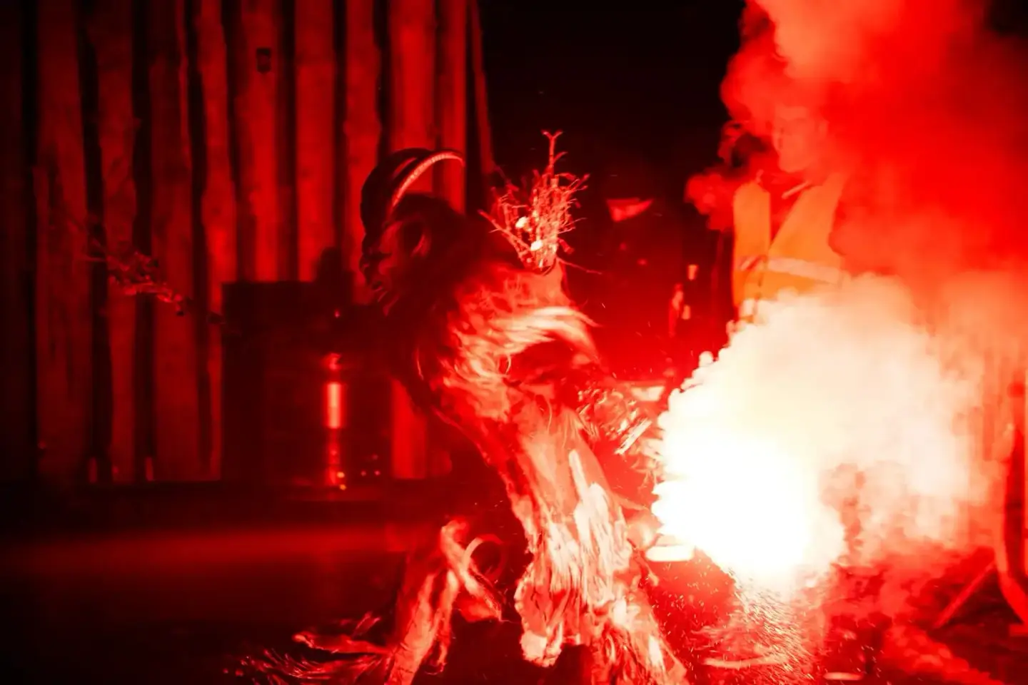 Krampus-Figur in flammendem roten Kostüm bei Veranstaltungsfotografie Wien, dramatische Feuereffekte im Hintergrund