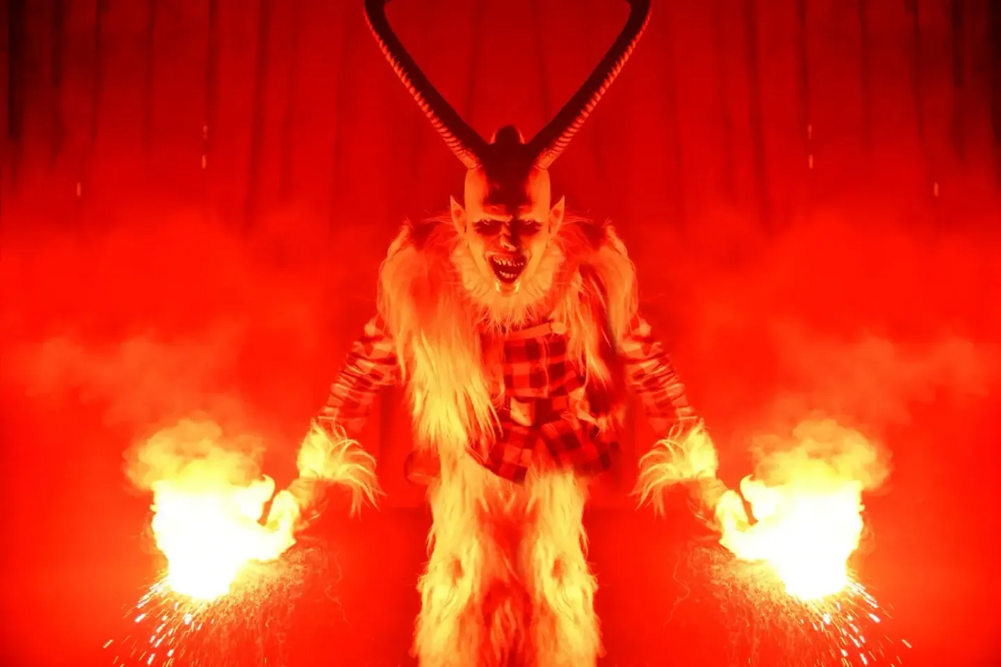 Krampus-Kostüm mit Hörnern und Feuereffekten bei Eventfotografie in Wien