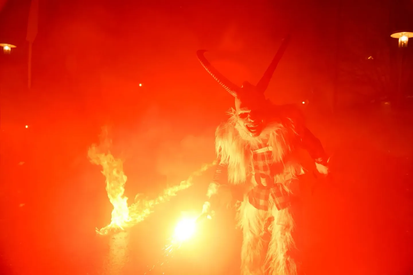 Feurige Krampus-Figur mit leuchtenden Hörnern und Fell-Kostüm bei Eventfotografie Wien