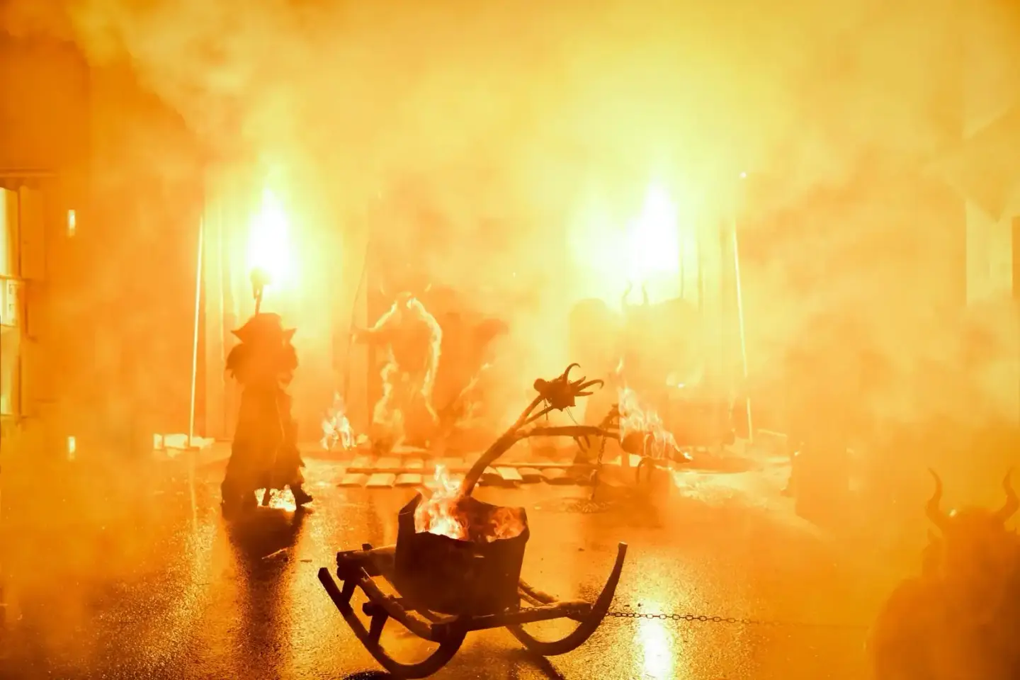 Krampus-Veranstaltung in Wien: Feuerfackeln und Dämonen-Figuren in orange-rotem Licht bei einer Eventfotografie