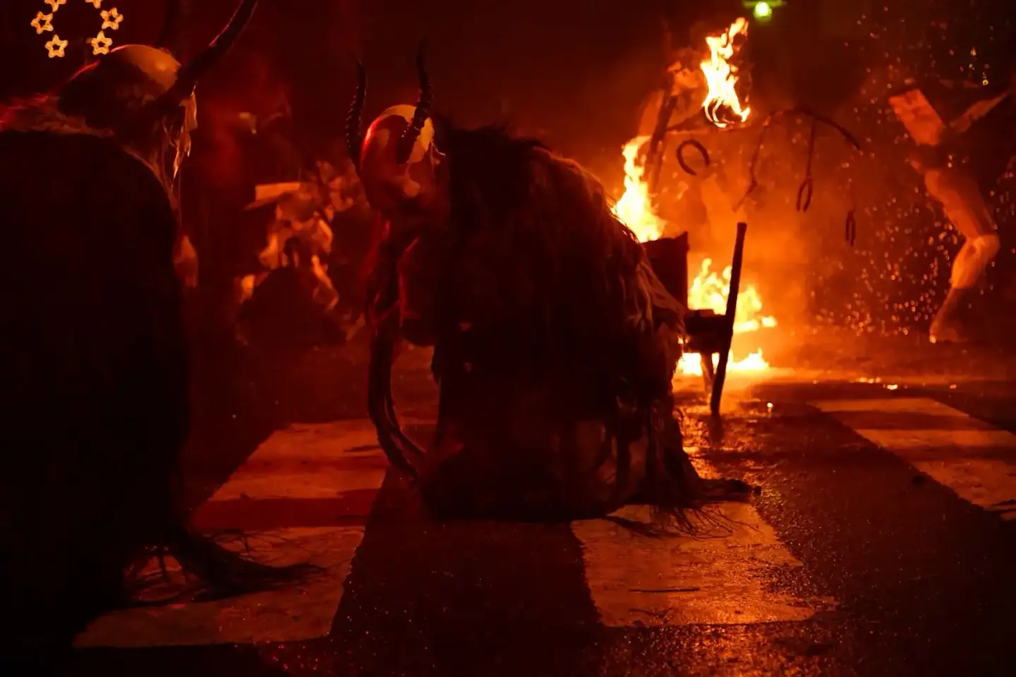 Krampus-Veranstaltung in Wien mit feurigen Figuren und Zuschauern bei Eventfotografie