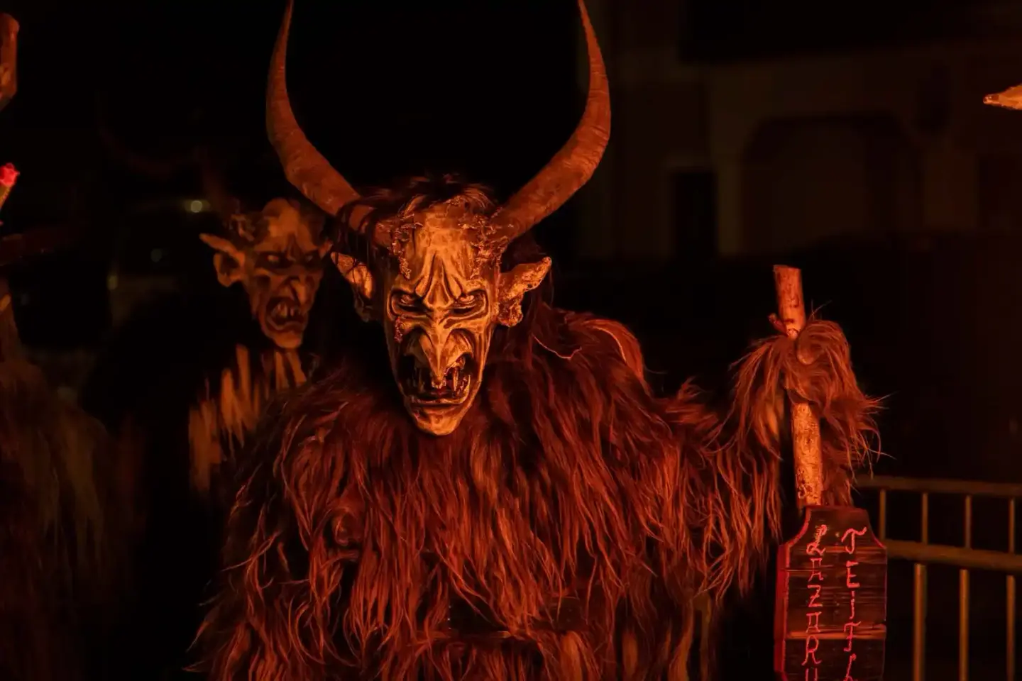 Krampus-Figur mit beeindruckenden Hörnern und wildem roten Fell bei einer Veranstaltungsfotografie in Wien