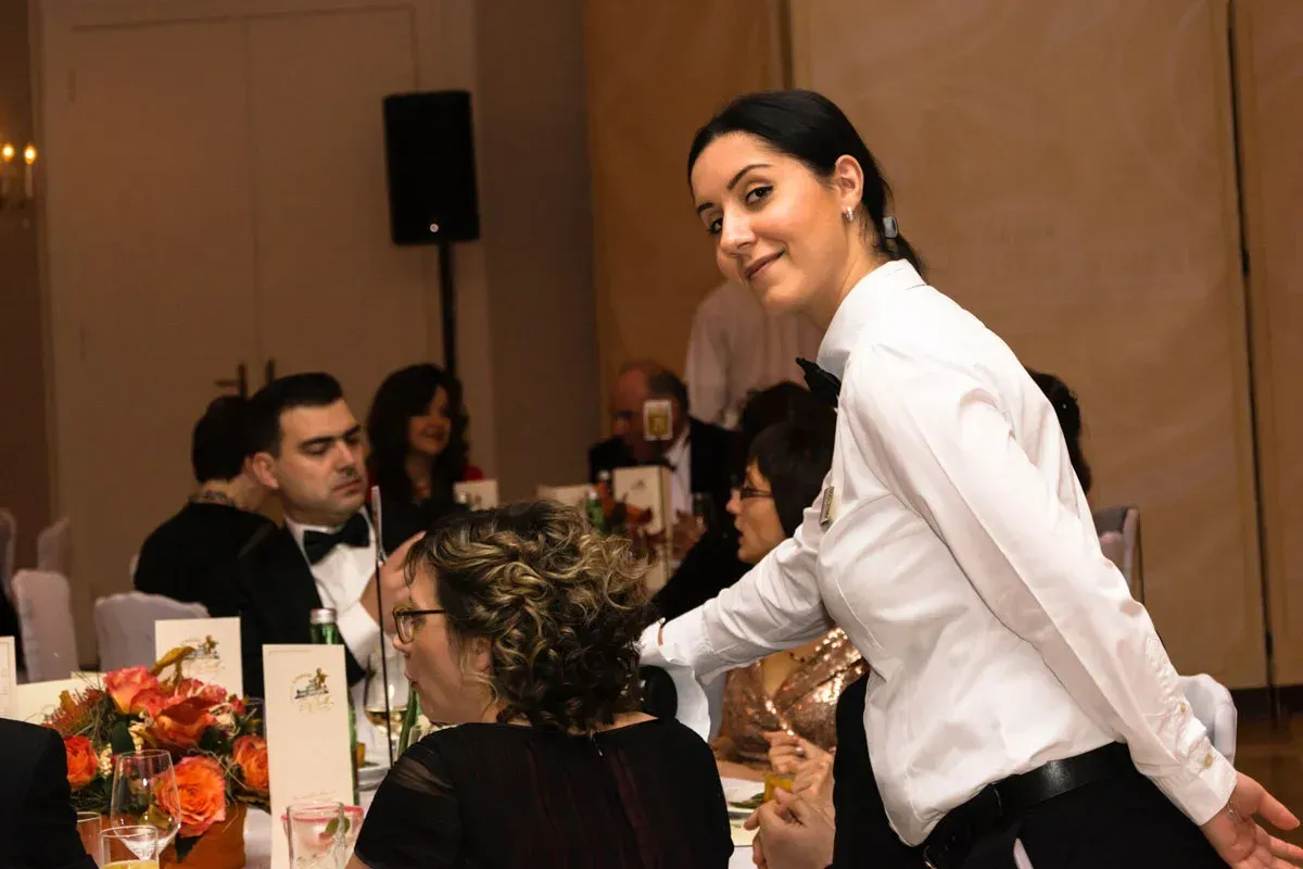 Eventfotografin im weißen Blazer betreut Gäste bei Kursalon Veranstaltung in Wien