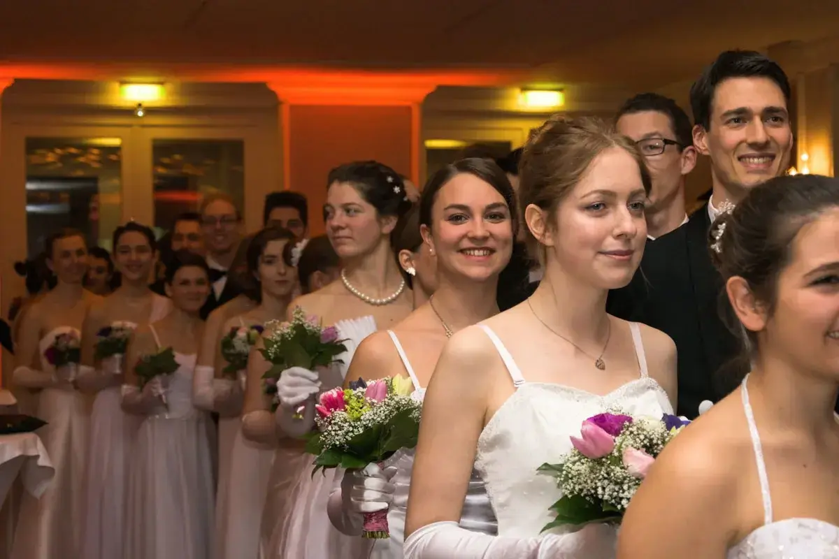 Brautjungfern und Gäste beim eleganten Kursalon Event in Wien, professionelle Eventfotografie