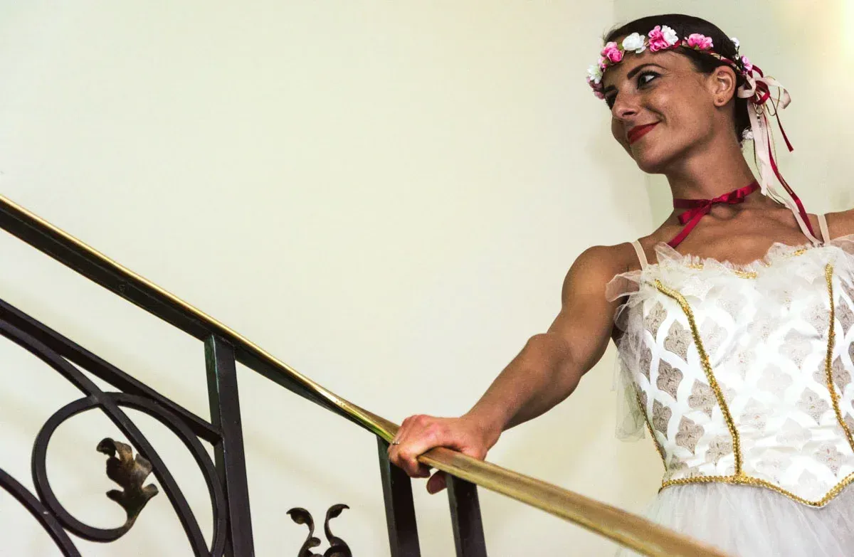 Elegant gekleidete Frau mit Blumenkranz an der Treppe beim Kursalon Event, professionelle Eventfotografie Wien