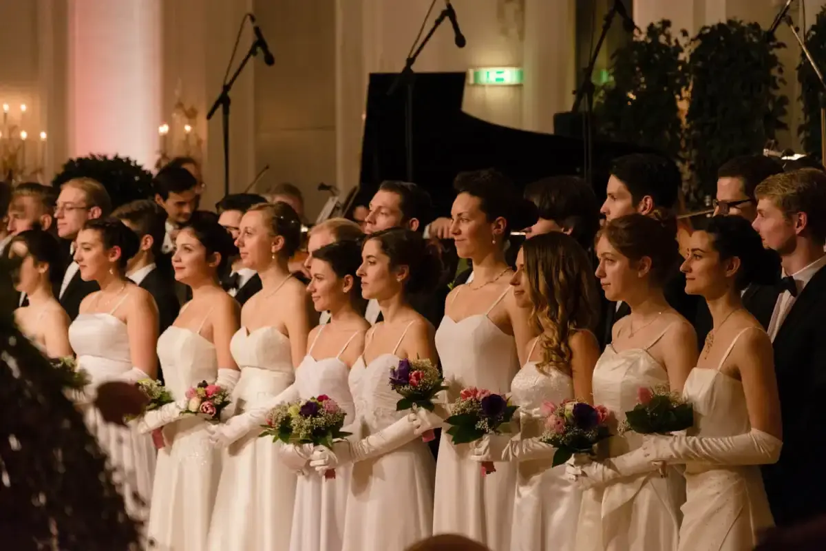 Elegante Hochzeitsfeier im Kursalon Wien mit Brautjungfern in weißen Kleidern und Blumensträußen, professionelle Eventfotogra