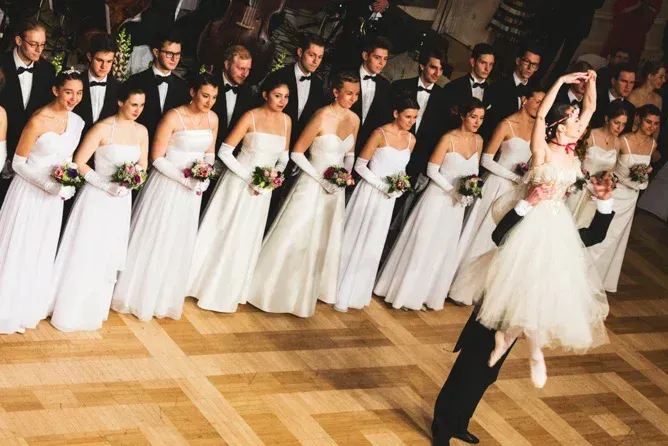 Hochzeitsfeier im Kursalon Wien: Brautpaar tanzt vor Brautjungfern und Trauzeuge, professionelle Eventfotografie