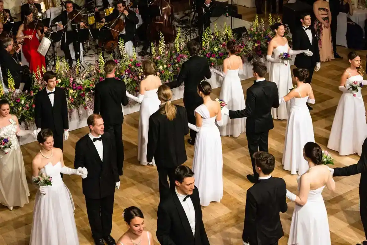 Eleganter Gala-Ball im Kursalon mit Paaren in Abendgarderobe beim Tanzen, live Orchester im Hintergrund - professionelle Even