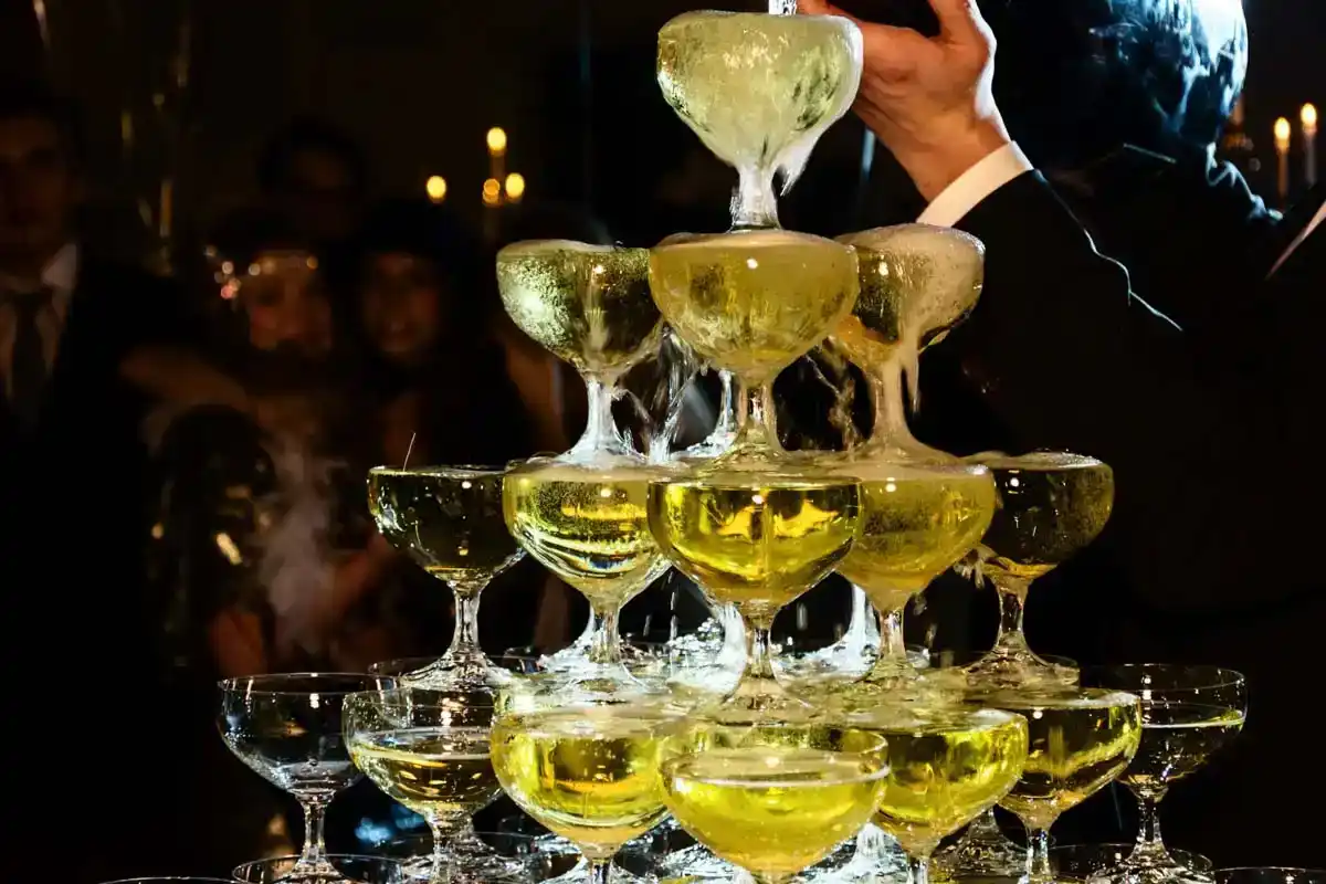 Champagnerpyramide beim Kursalon Event in Wien – ein eleganter Moment der Eventfotografie