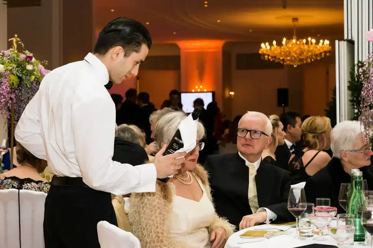 Eventfotograf dokumentiert elegante Gala im Kursalon Wien mit Gästen beim Dinner