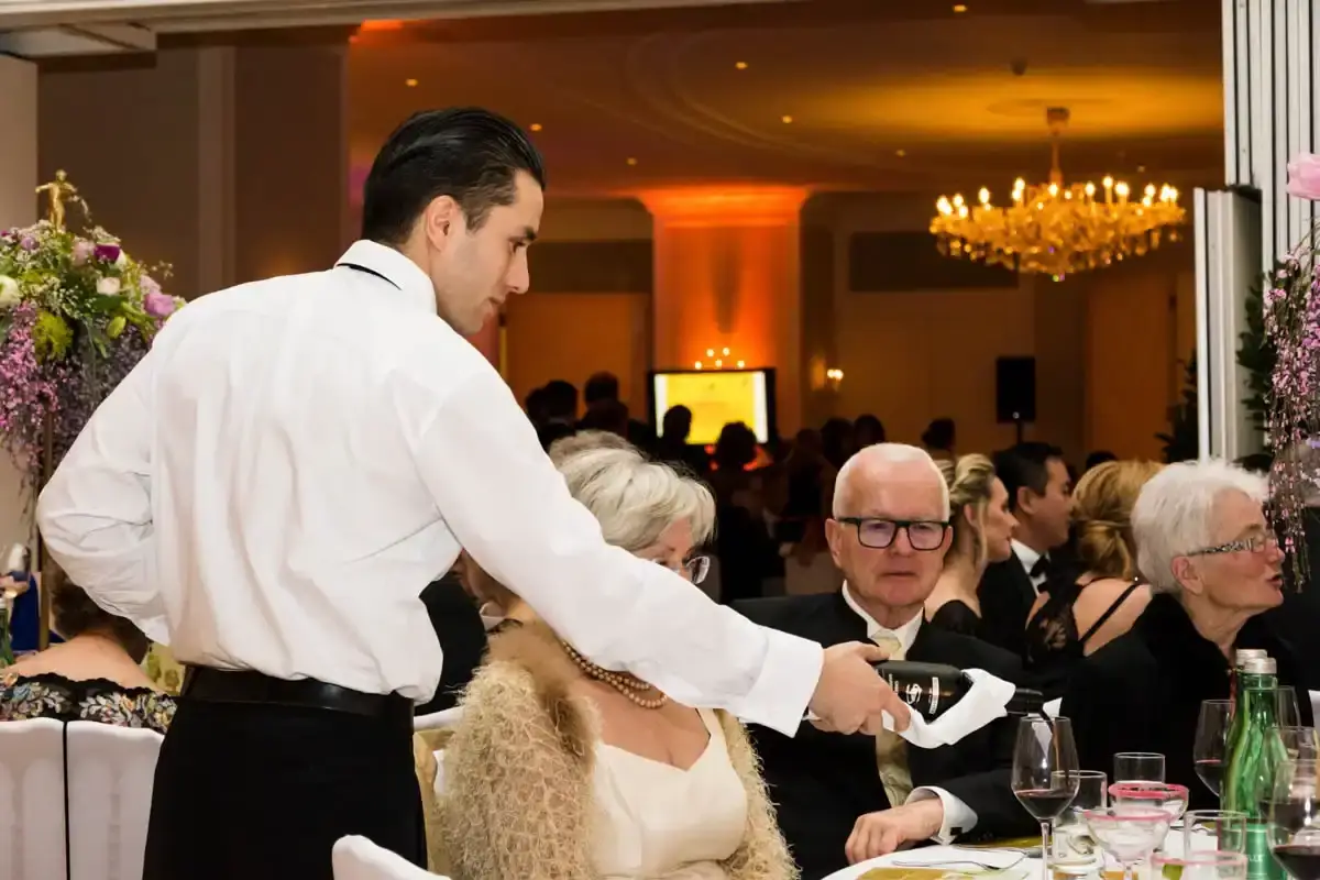 Kellner serviert Getränke bei eleganter Gala im Kursalon, Eventfotografie Wien