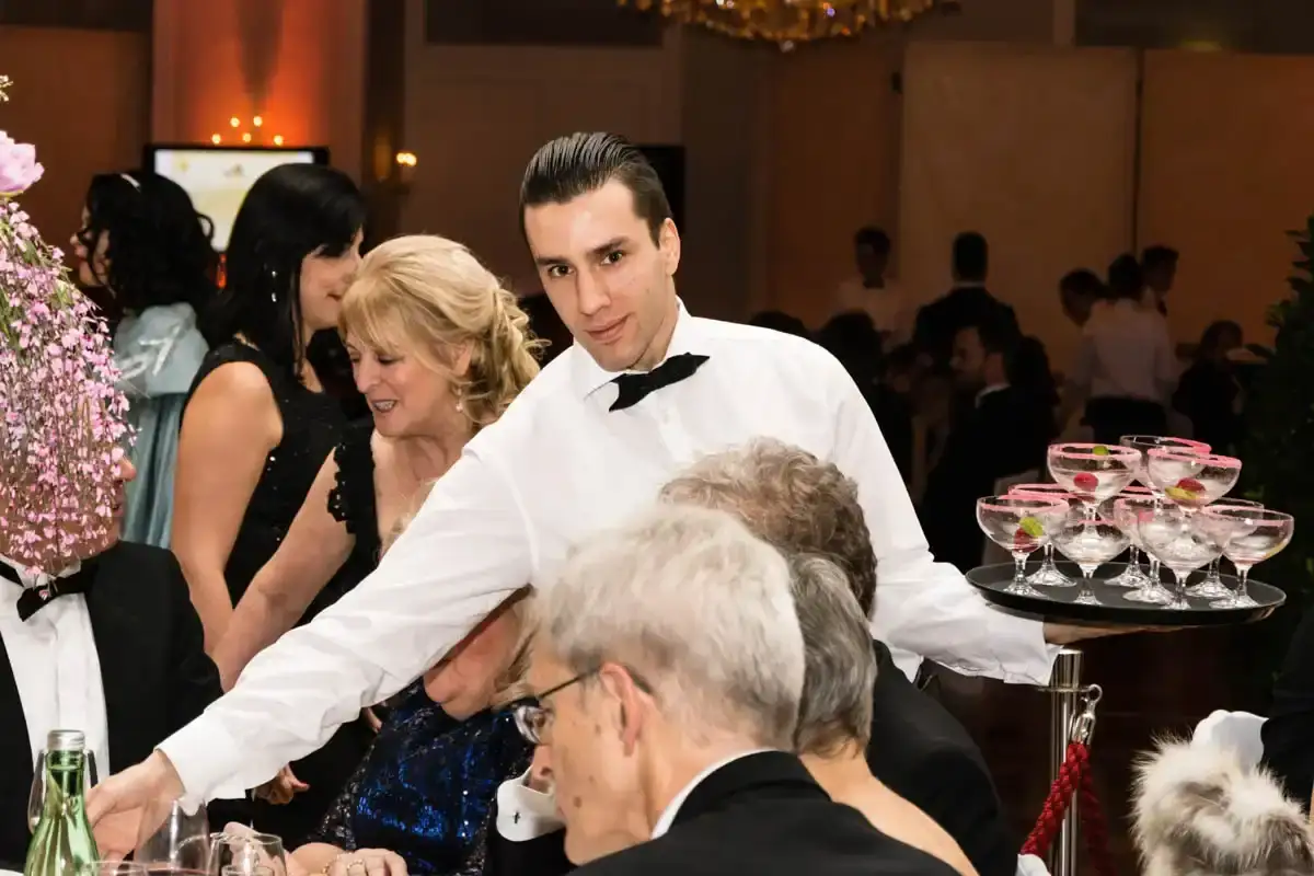 Weihnachtsfeier Fotograf Wien: Kellner mit Cocktail-Tablett bei eleganter Gala