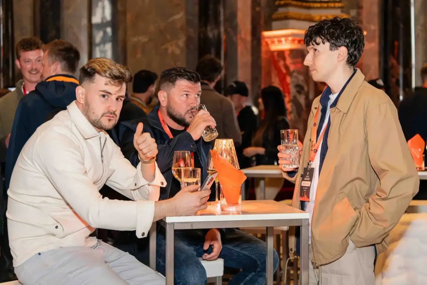 Drei Männer im Gespräch beim Sonic Summit Event in Wien, Eventfotograf dokumentiert Networking-Moment