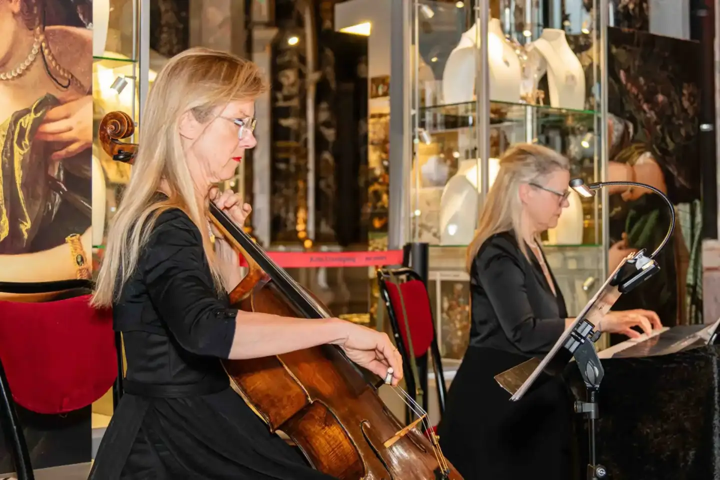 Cellistin spielt bei Sonic Summit Event in Wien, Eventfotograf dokumentiert Live-Performance in eleganter Venue